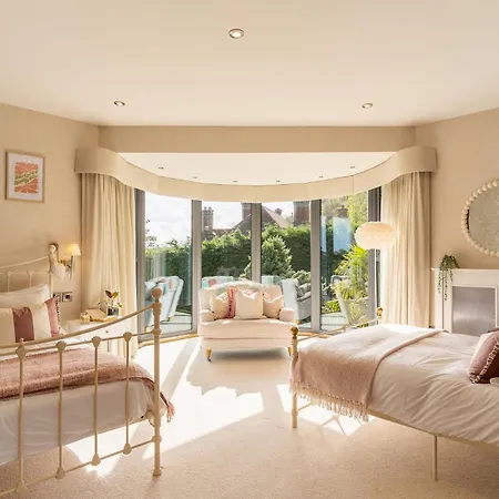 Holiday home Hawkwood Court - With Hot Tub, Cinema, Gym, Games & Outdoor Kitchen