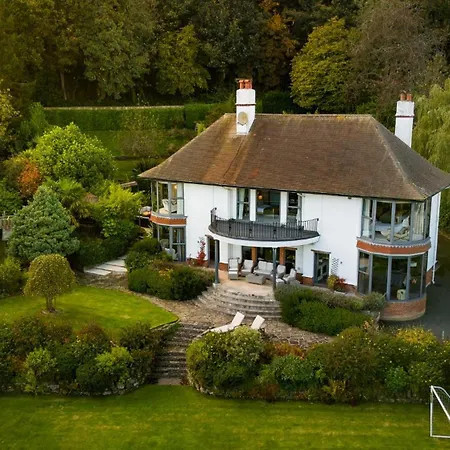 Hawkwood Court - With Hot Tub, Cinema, Gym, Games & Outdoor Kitchen Holiday home *