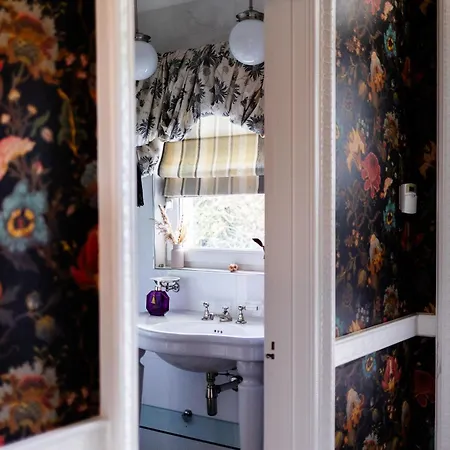 Holiday home Hawkwood Court - With Hot Tub, Cinema, Gym, Games & Outdoor Kitchen *
