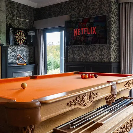 Holiday home Hawkwood Court - With Hot Tub, Cinema, Gym, Games & Outdoor Kitchen *