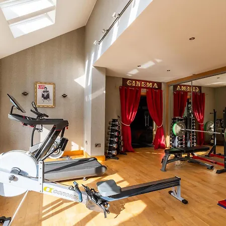 Hawkwood Court - With Hot Tub, Cinema, Gym, Games & Outdoor Kitchen Holiday home Scarborough