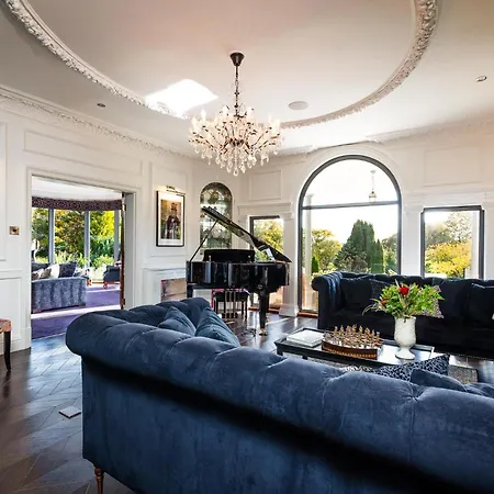 Holiday home Hawkwood Court - With Hot Tub, Cinema, Gym, Games & Outdoor Kitchen