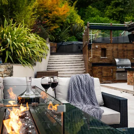 Hawkwood Court - With Hot Tub, Cinema, Gym, Games & Outdoor Kitchen *