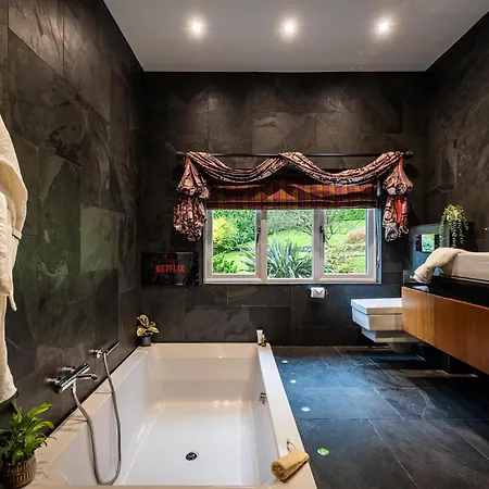 Hawkwood Court - With Hot Tub, Cinema, Gym, Games & Outdoor Kitchen