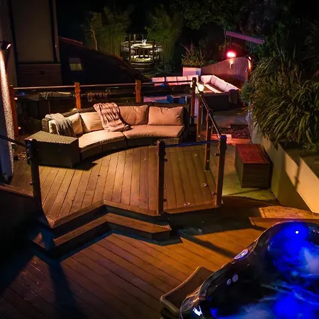Hawkwood Court - With Hot Tub, Cinema, Gym, Games & Outdoor Kitchen Holiday home