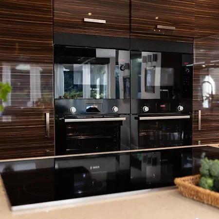 Hawkwood Court - With Hot Tub, Cinema, Gym, Games & Outdoor Kitchen Scarborough