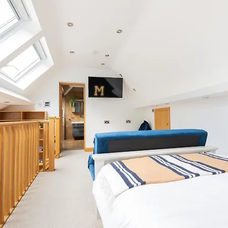 Hawkwood Court - With Hot Tub, Cinema, Gym, Games & Outdoor Kitchen