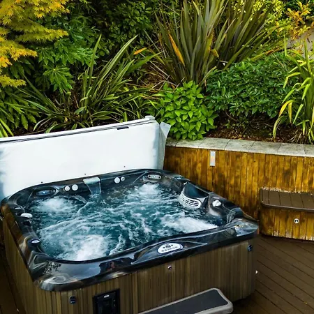 Dom wakacyjny Hawkwood Court - With Hot Tub, Cinema, Gym, Games & Outdoor Kitchen *