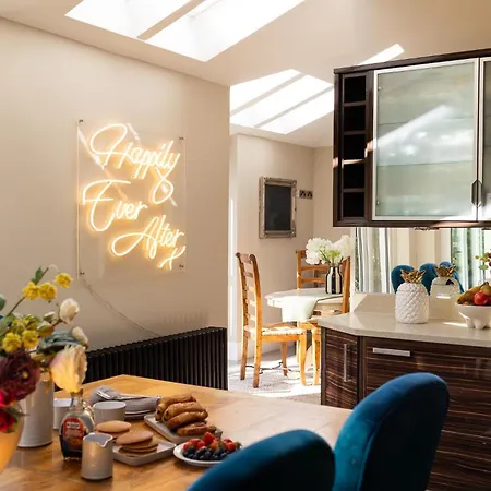 Dom wakacyjny Hawkwood Court - With Hot Tub, Cinema, Gym, Games & Outdoor Kitchen *